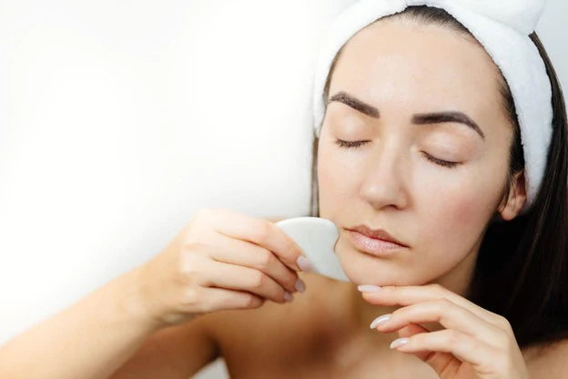 Како да го користите Gua Sha каменот за масажа на лицето?